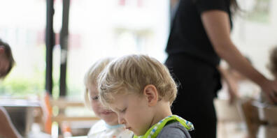 Die Stadt Zürich wollte mit verschiedenen Massnahmen die Betreuungsqualität in Kitas erhöhen. Das Vorhaben kann weiterhin nicht umgesetzt werden, weil der Bezirksrat eine Beschwerde gegen die entsprechende Verordnung teilweise gutgeheissen ha...