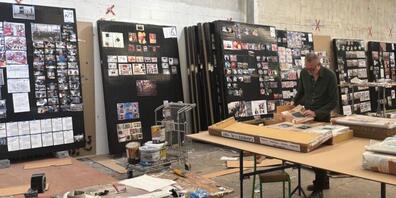 Thomas Hirschhorn arbeitet in seinem Pariser Atelier an den "Atlas-Tafeln" für die kommende Ausstellung im Bündner Kunstmuseum.