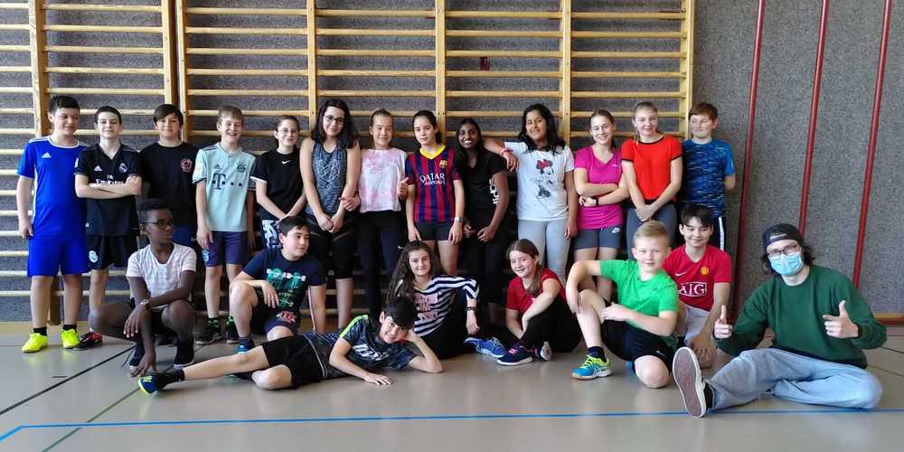 Die sechste Klasse der Oberrieter Schule Eichenwies mit Breakdancer Yanick Bauer (ganz links)