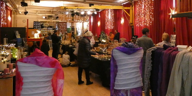 Der Markt lädt mit weihnachtlichem Ambiente zum Stöbern ein.