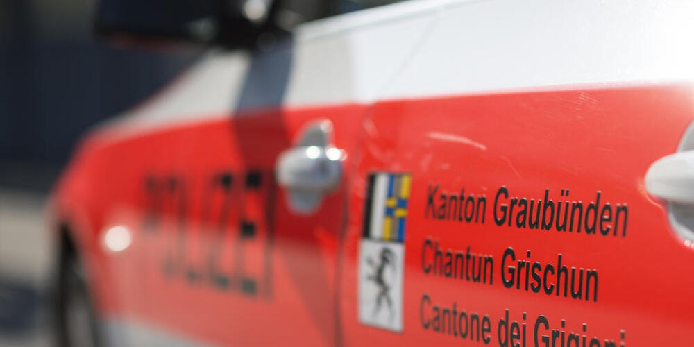 Die Kantonspolizei Graubünden ermittelt zu einer Kollison zweier Autos in Samedan von Samstagnachmittag. (Symbolbild)