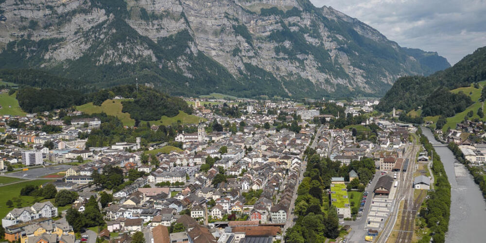 Die Glarner Stimmberechtigten haben beide eidgenössischen Vorlagen wuchtig versenkt. Im Bild ist die Stadt Glarus zu sehen. (Archivbild)