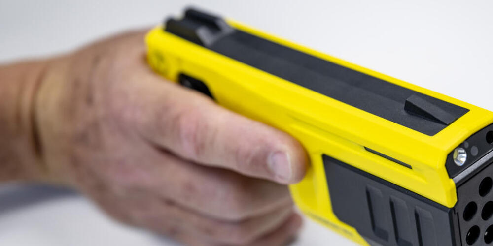 Die Kantonspolizei Schwyz setzte gegen den aggressiven Patienten einen Taser ein. (Archivaufnahme)