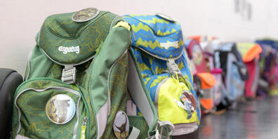 Im Quartier Höngg ist die Anzahl Schülerinnen und Schüler in den letzten Jahren stark gestiegen. Der Platz in der Schulanlage Riedhof reicht nicht mehr aus. Das Stimmvolk genehmigte einen Erweiterungsbau. (Archivibild)