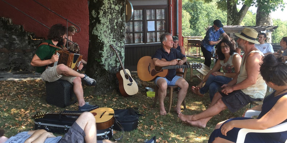 Die Gitarren-Stubete auf Rogià war ein ad hoc Treffen verschiedenster Musiker und löste die Idee einer gemeinsamen CD aus. 