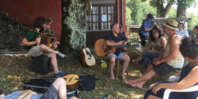 Die Gitarren-Stubete auf Rogià war ein ad hoc Treffen verschiedenster Musiker und löste die Idee einer gemeinsamen CD aus. 
