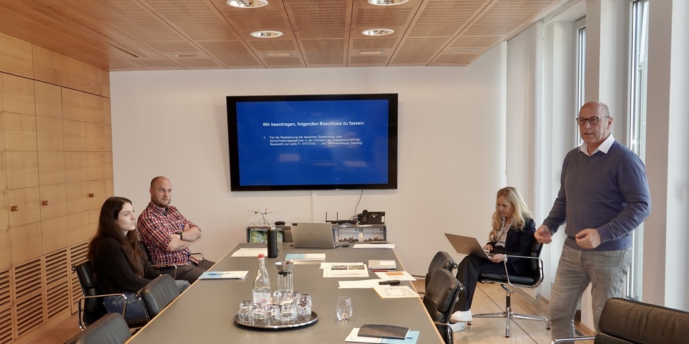Medienkonferenz zur Bürgerversammlung vom 4. Dezember 2025. v.r. Stadtrat Ueli Dobler; Stadtpräsidentin Barbara Dillier; Daniel Keller, Leiter Fachstelle Kommunikation; Morf Annina Rhonda, Fachperson Kommunikation mit Schwerpunkt Social Media.