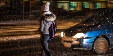 Dunkel gekleidete Personen und schlecht beleuchtete Fahrzeuge sind unter diesen Bedingungen nur schwer zu erkennen, was zu gefährlichen Situationen führen kann.  (Symbolbild)