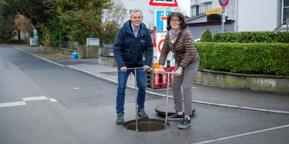 Inbetriebnahme des neuen Netzabschnittes Fernwärme Hinwil durch Gemeinderätin Hertha Huber und Ernst Uhler CEO, EZL AG.