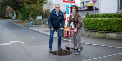 Inbetriebnahme des neuen Netzabschnittes Fernwärme Hinwil durch Gemeinderätin Hertha Huber und Ernst Uhler CEO, EZL AG.
