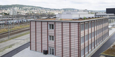 Das provisorische Gymi im ehemaligen Stadtzürcher Arbeiterquartier Aussersihl soll ab 2027 eine eigenständige Kantonsschule werden. (Archivbild)