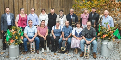 Gruppenbild der im Milchproduktionsjahr 2024 geehrten Produzentinnen und Produzenten aus sieben Gemeinden im Linthgebiet.