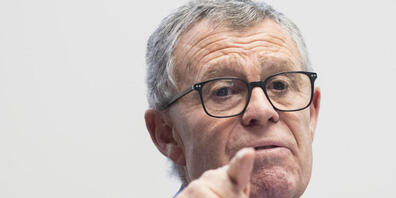 Regierungsrat Ernst Stocker wehrt sich gegen den Vorwurf, dass Wohnsitzabklärungen zu weit gehen.