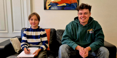 Noam (links) stellte unserem Praktikanten Aramis ein paar Fragen zu seinem Job.