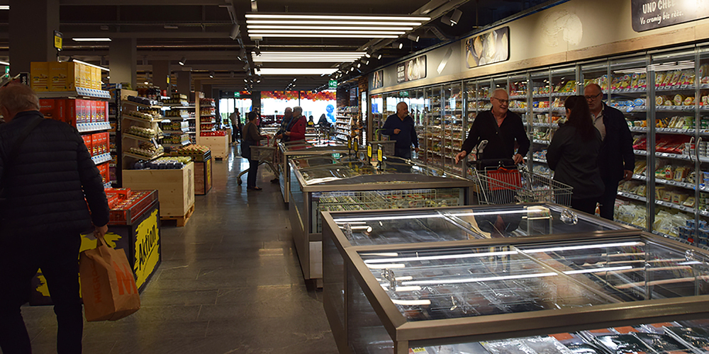 An der Eröffnung des neuen Coop in Freienbach trafen sich Einheimische zum spontanen Schwatz.