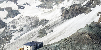 Unterhalb der Hörnlihütte am Matterhorn ist am Freitag ein 26-jähriger Mann in den Tod gestürzt. (Archivbild)