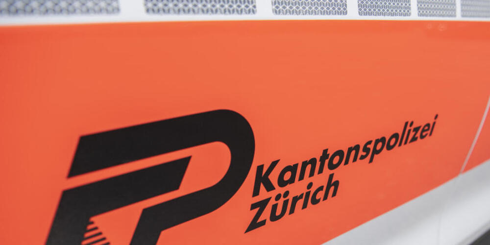 Die Kantonspolizei Zürich rückte am Mittwoch vergangener Woche zu einem Einsatz nach Bülach aus. Bei einer Auseinandersetzung mit einem anderen Mann ist ein 35-jähriger Mann aus dem Fenster eines Wohnhauses gestürzt und später an den Verletzu...