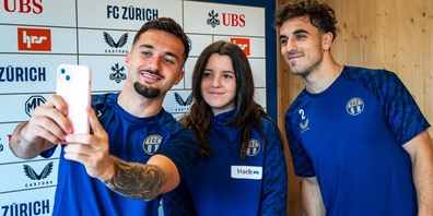 Selfie mit den FCZ-Profis: Lindrit Kamberi (r.) und Bledian Krasniqi nehmen sich viel Zeit für die jungen Besucher(innen).