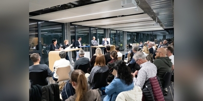 Podiumsteilnehmerinnen und -teilnehmer von links: Alexandra Akeret (SP), Léonie Schubiger (JUSO), Johannes Wagner (FDP, Moderator des Podiums), Marc Mächler (FDP) und Stefan Oesterhelt, Professor für Steuerrecht an der Universität St. Gallen.