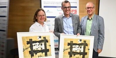 Ruedi Mattle (rechts) verabschiedete die GPK-Mitglieder Karin Ryffel und Arian Knechtle.