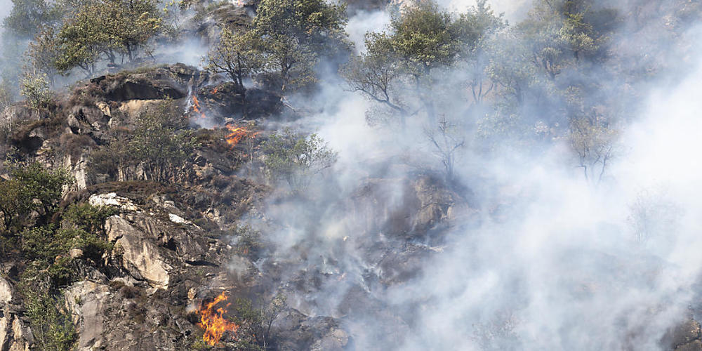 Aufgrund des starken Windes im Süden breitet sich das Feuer bei Torricella schnell aus. Im Bild: Waldbrand bei Biasca im Jahr 2018 (Archivaufnahme).