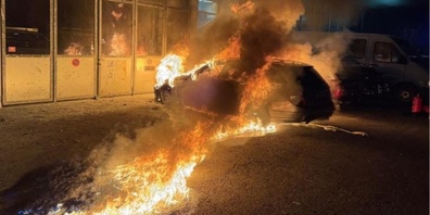 Ein Auto brannte im Industriegebiet Wetzikon vollständig aus.