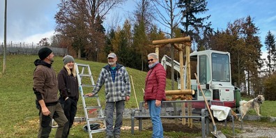 Armin Lustenberger, Mitarbeiterin Carla Gutknecht, Urs und Helen Schwarz haben beim Schlüssberg eine Linde gepflanzt. 