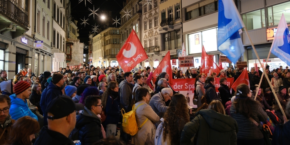 Die  Kundgebung gegen das geplante Sparpaket von 209 Millionen Franken fand am Donnerstagabend auf der Marktgasse in St.Gallen statt.