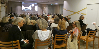 Gönnerinnen-Anlass des Frauennetz Gossau: Zu zweit werden die vorgeschlagenen Zukunftsszenarien der Zukunftsforscherin Senem Wicki diskutiert.