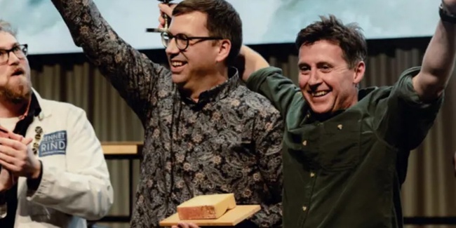 Pius Hitz feiert den Sieg seines Gruyère AOP.