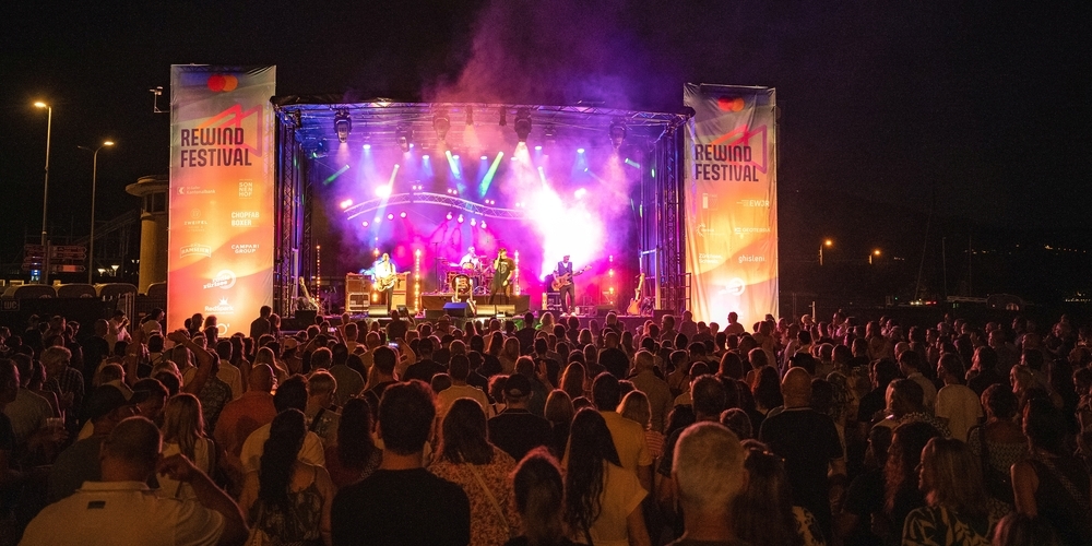 Die grössten Tribute-Bands Europas lassen am REWIND Festival 2026 die Hits von Tina Turner, Michael Jackson, Coldplay und Queen live aufleben.