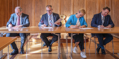 Die Gesundheitsdirektoren Bruno Damann (SG), Urs Martin (TG), Monika Rüegg Bless (AI) und Yves Noël Balmer (AR) unterzeichnen die Vereinbarung 