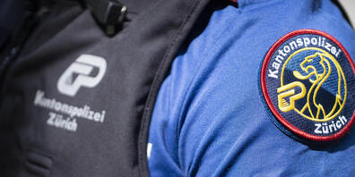 In der Halloween-Nacht hatte ein Gruppe junger Männer in Meilen andere Jugendgruppen angegriffen. Sie bedrohten und verletzten sie teilweise. Einige Geschädigte zwangen sie, sich bis auf die Unterwäsche ausziehen. Danach raubten sie sie aus. ...