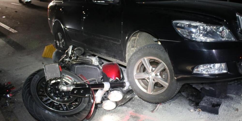 Der Töfffahrer wurde unter dem Auto eingeklemmt und einige Meter mitgeschleift.