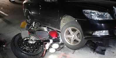 Der Töfffahrer wurde unter dem Auto eingeklemmt und einige Meter mitgeschleift.