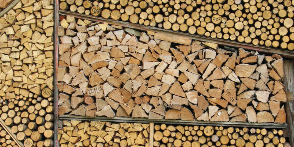 Ein ehemaliger Gemeindeförster aus dem Oberengadin wurde am Donnerstag vor Gericht teilweise schuldig gesprochen. Er soll unter anderem für private Bauarbeiten Holz und Arbeitsleistungen der Gemeinde genutzt haben. (Symbolbild)