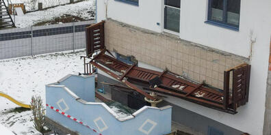 Ein abgestürzter Balkon hängt senkrecht an einer Hauswand. Drei Frauen und ein Kleinkind sind dreieinhalb Meter abgestürzt. Foto: Fotokerschi.At/Werner Kerschbaum/APA/dpa