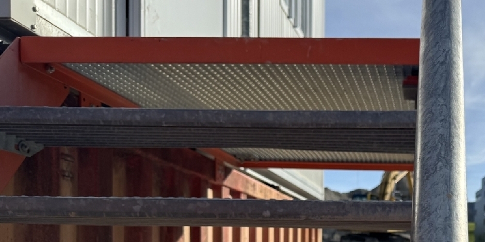 Beim Abwärtslaufen stürzte er aus 2-3 Meter vorwärts die Treppe hinunter.