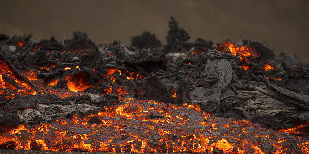 dpatopbilder - Lava fließt aus einer neuen Felsspalte aus einem Vulkan in Island. Foto: Marco Di Marco/AP/dpa
