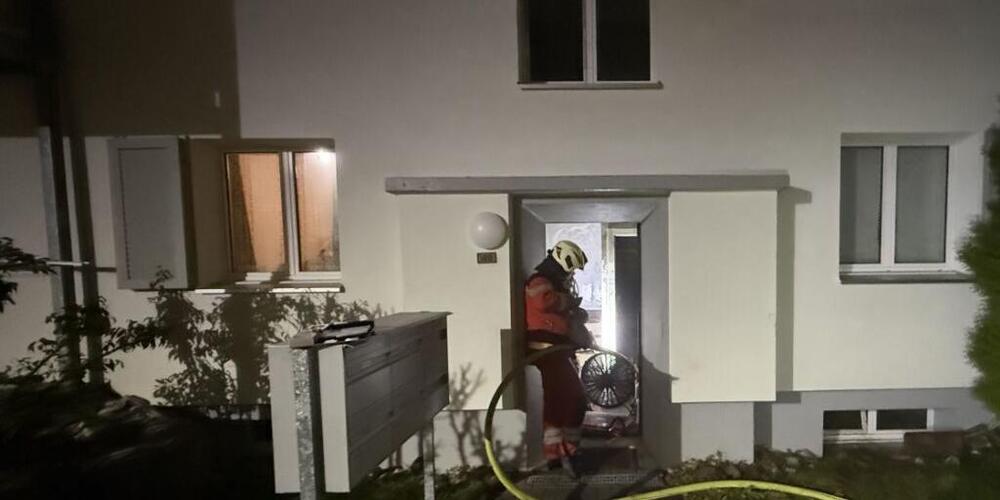 Die starke Rauchentwicklung durch den Kellerbrand machte die Evakuierung der Bewohner des Mehrfamilienhauses in Netstal nötig.