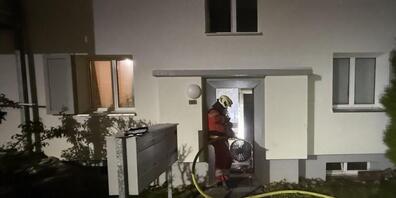 Die starke Rauchentwicklung durch den Kellerbrand machte die Evakuierung der Bewohner des Mehrfamilienhauses in Netstal nötig.