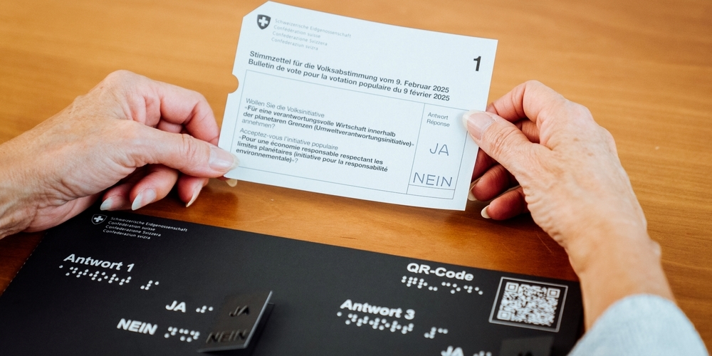 Im Kanton Zürich – und bald ausserhalb – können Sehbehinderte erstmals selbst einen Stimmzettel (oben) ausfüllen. Eine Ecke ist abgeschnitten.