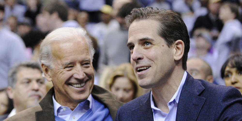ARCHIV - Joe Biden (l), damals Vizepräsident der USA, und sein Sohn Hunter Biden sehen sich ein NCAA-Basketballspiel an. (Archivbild) Foto: Nick Wass/AP/dpa