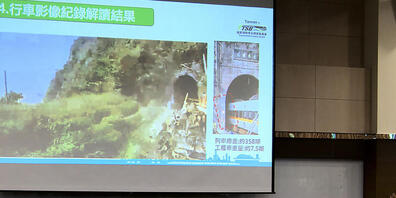 Yang Hong-chih, Direktor der taiwanesischen Verkehrssicherheitsbehörde, zeigt  Aufnahmen, die von der Armaturenbrettkamera des Kranwagens.vor dem Zusammenstoß mit einem Schnellzug aufgenommen wurden. Foto: Johnson Lai/AP/dpa