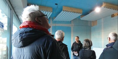 Yvo Lehner (Leiter Hochbau) erklärt das Farb- und Materialkonzept des neuen Hallenbads.