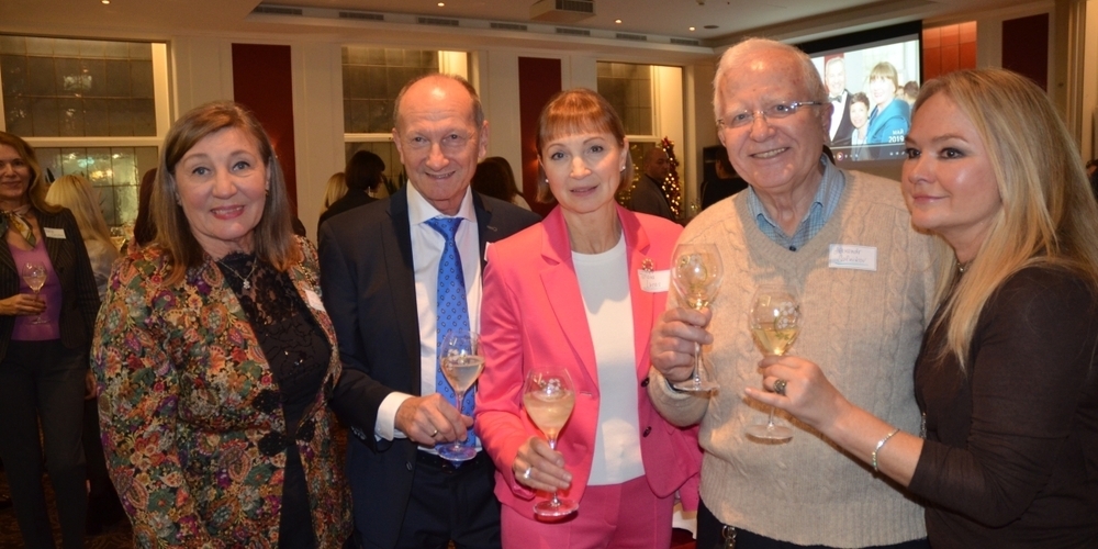 . Vorstand: v.l.Tatjana Bereschnaja, Martin und Tatiana Lucas, Alexandr Salnikov, Olga Schmidt.