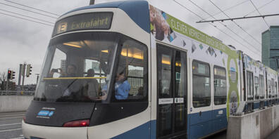 Von einem Tram dieses Typs wurde die 85-jährige Frau am Samstagnachmittag erfasst. (Archivbild)