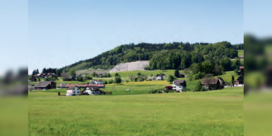Ansicht der Deponie Bachtellen von Tuggen aus. Einsprachen und Beschwerden blieben unbeantwortet.