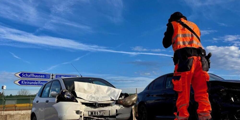 Sechs Menschen wurden bei der Frontalkollision bei Andelfingen verletzt: drei Erwachsene und ein Kind mittelschwer, ein weiteres Kind schwer und ein Kleinkind leicht.
