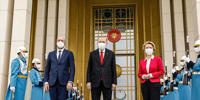 dpatopbilder - HANDOUT - Der türkische Präsident Erdogan (C) empfängt den Präsidenten des Europäischen Rates Charles Michel (L) und die Kommissionschefin Ursula Von der Leyen (R). Foto: Dario Pignatelli/European Council/dpa - ACHTUNG: Nur zur reda...